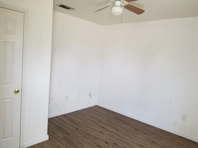 Building Photo - 3 bed, 1 bath home with CARPORT! Month to ...