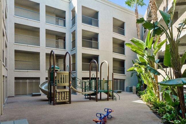 Building Photo - Stylish 2-Bedroom Condo with Resort Amenit...