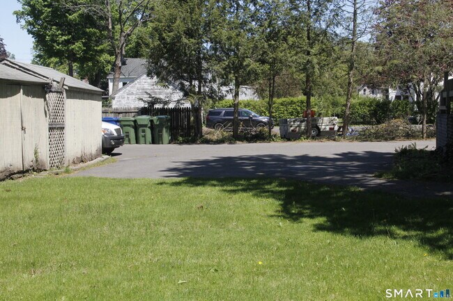 Building Photo - 204 Poquonock Ave