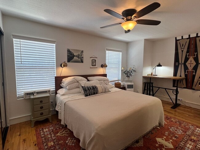 Building Photo - Updated Townhouse backed by National Forest