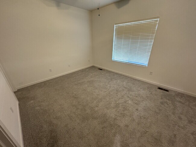 Building Photo - "Spacious 5-Bed Oasis with 3 Full Baths in Charming Bel Aire - 2,624 Sq Ft of Comfortable Living!"