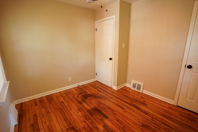 Building Photo - Renovated 3-Bedroom Home - We Welcome Sect...