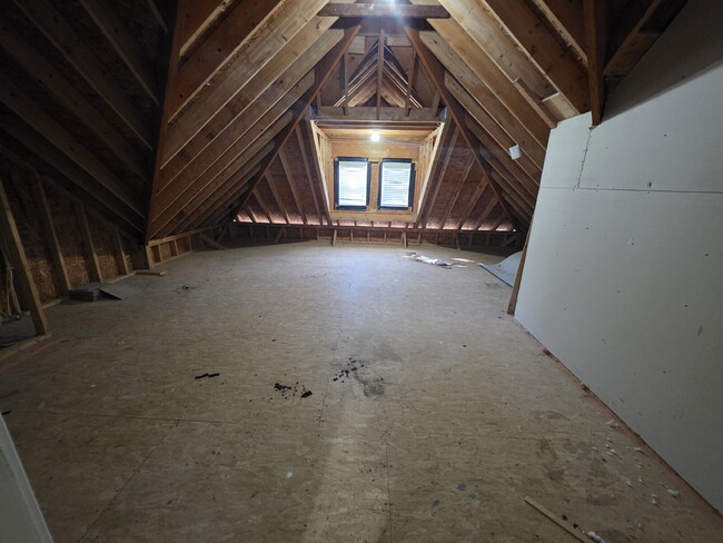 Building Photo - Spacious 4-Bedroom Home for Rent in Kings ...