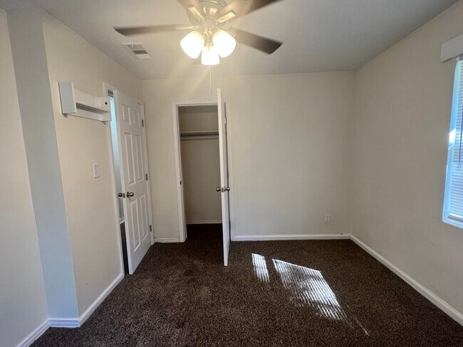 Building Photo - 3422 Miami Dr