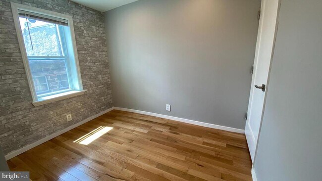 Building Photo - 2321 E Cabot St