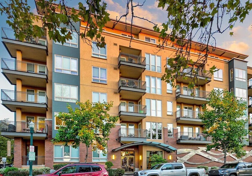 Building Photo - 323 W Jefferson St