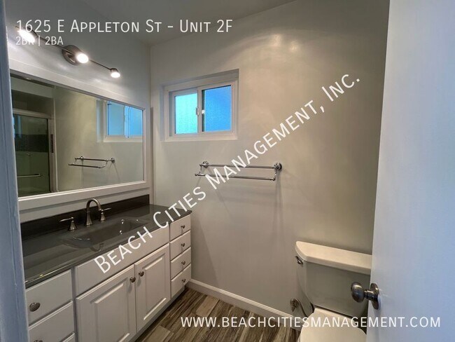 Building Photo - 1625 E Appleton St