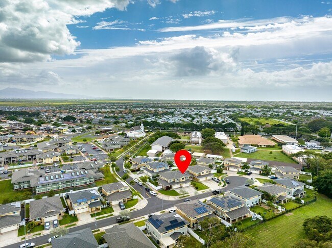 Building Photo - Welcome to this bright and inviting 3 bedroom