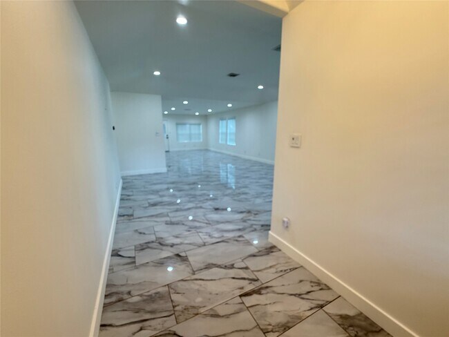 Building Photo - 1427 Kappa St