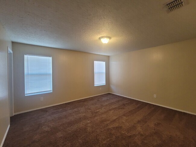 Building Photo - Very Spacious 4/2.5 in Parkview Hills & Ea...
