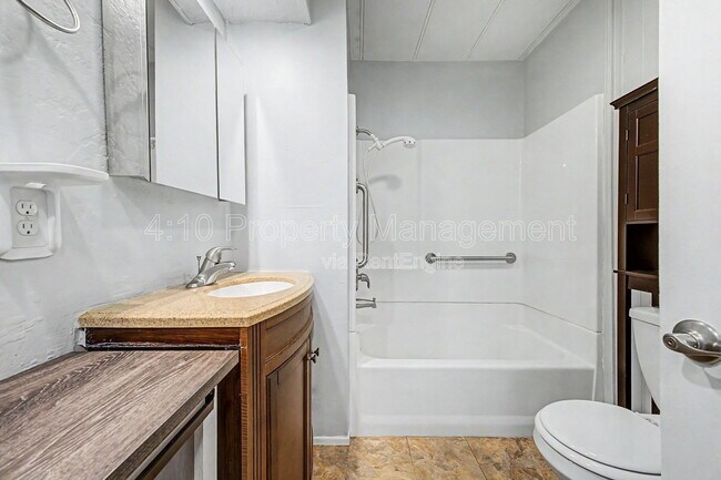 Building Photo - 462 S 80th Pl