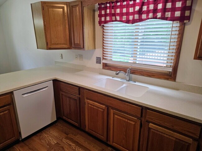 Building Photo - 5310 Brookview Dr