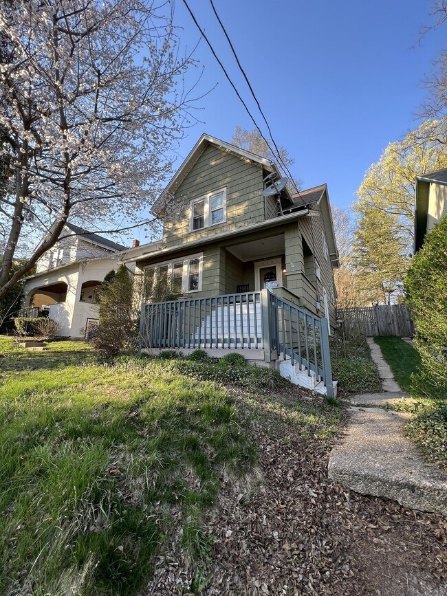 Building Photo - 519 School St