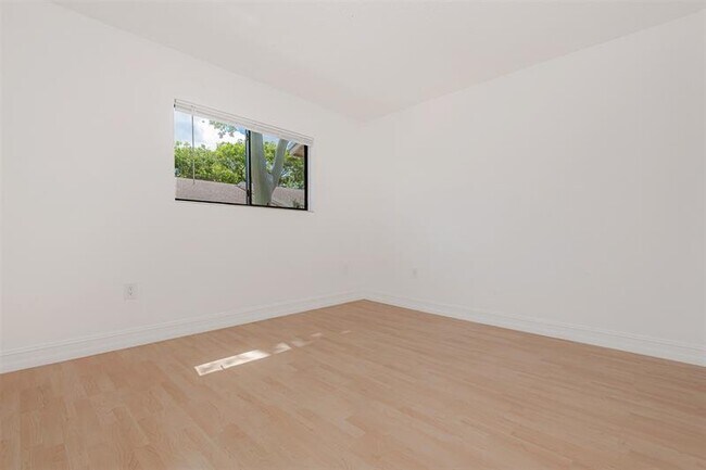 Building Photo - 9481 Palm Cir