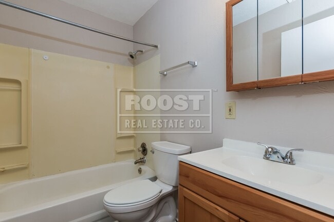 Building Photo - Two bedroom, one bathroom double in Springfield.