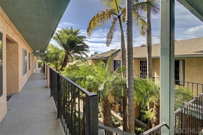 Building Photo - 552 Canyon Dr