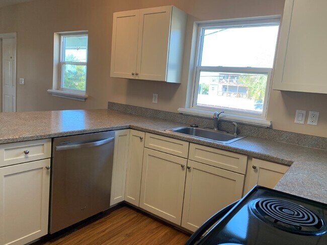 Building Photo - Coming Soon!! 4BR/4BA, downtown apartment. Walk to Flagler College..