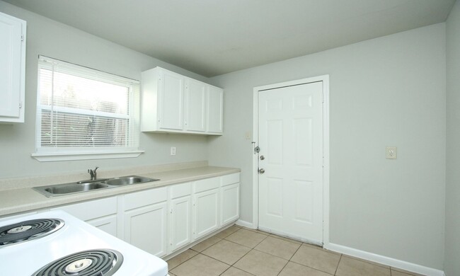 Building Photo - Move-in Ready! 2 bed 1 bath in South East ...