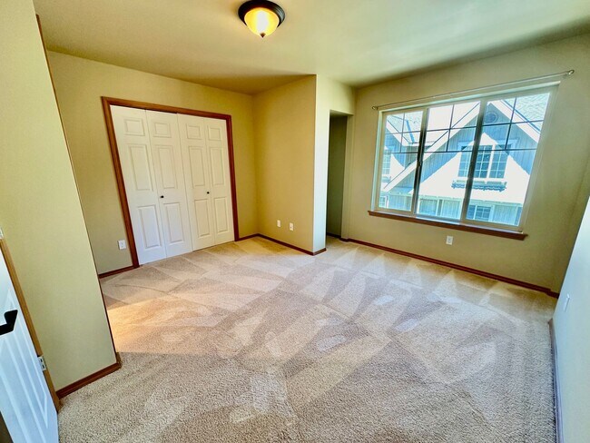 Building Photo - Spacious 2 Bedroom Sagebrook Townhome