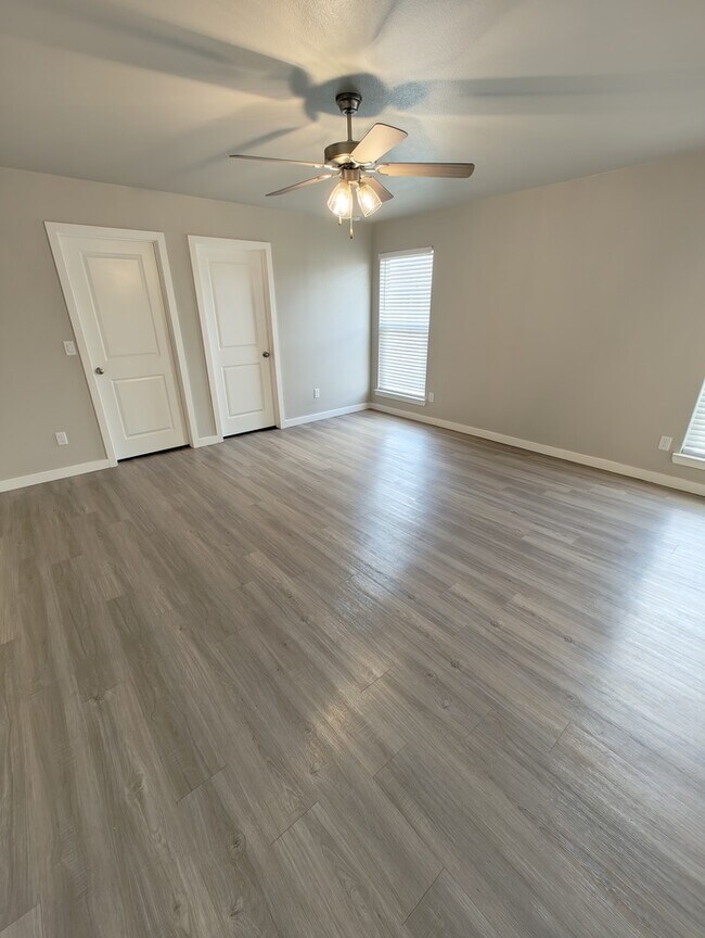Building Photo - 3 bed 2 bath in Lone Star Trails!
