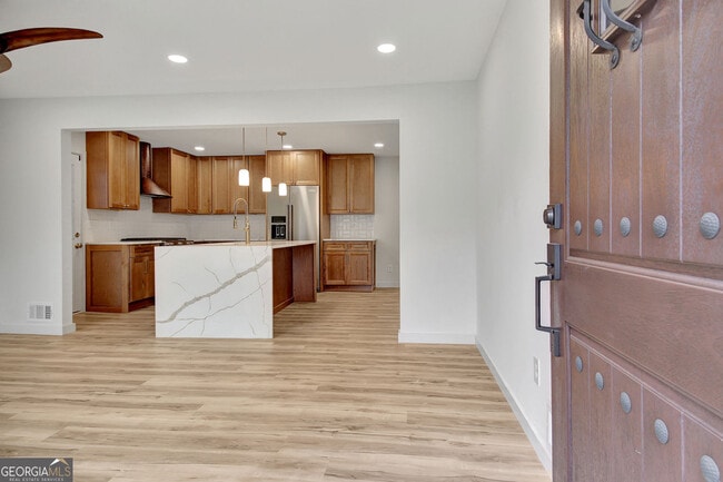 Building Photo - 183 Pine St NE