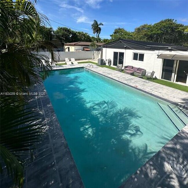 Building Photo - 17650 NE 19th Ave