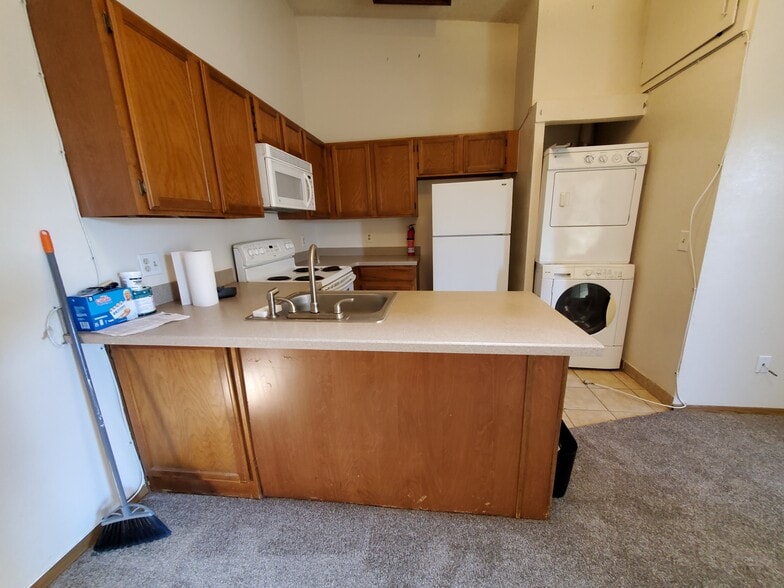 Kitchen - 932 S Dearborn Way