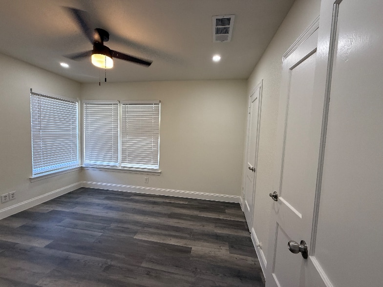 Building Photo - 116 W Park Row Dr