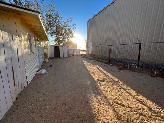 Building Photo - Cozy 3 Bed/1 Bath, With a White Picket Fence