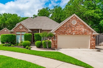 Building Photo - Perfect blend of comfort, style, and convenience.