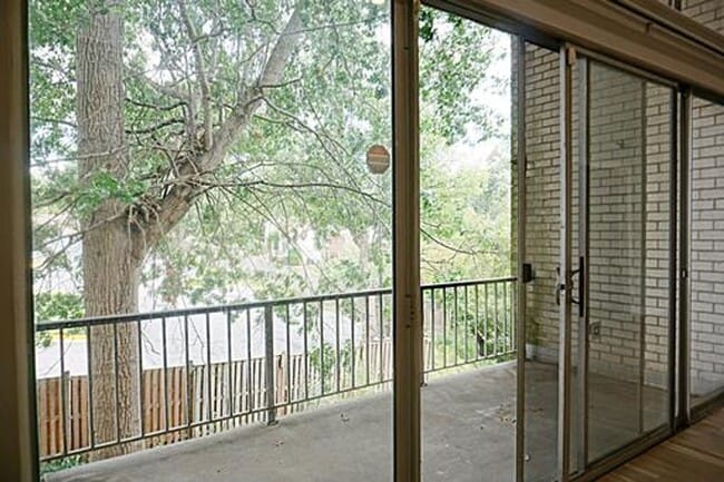 Building Photo - Beautifully Remodel Top-Level Condo!