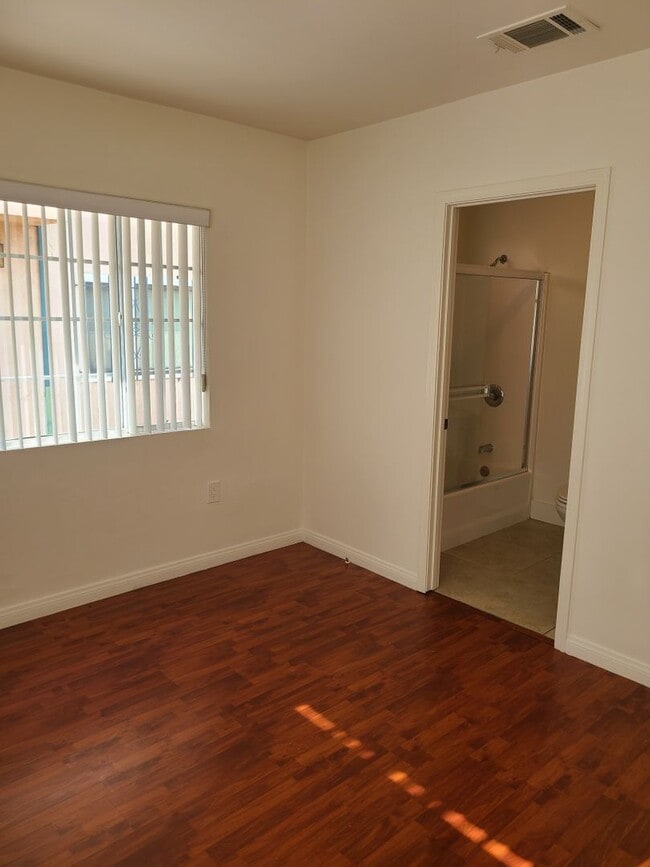 Building Photo - 522 N Hobart Blvd