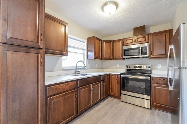 Building Photo - 1706 17th Ave Dr E