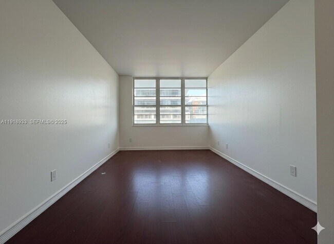 Building Photo - 100 Lincoln Rd