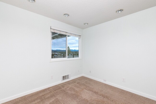 Building Photo - Top Floor 2 BD 2 BA Redmond Condo with Vau...