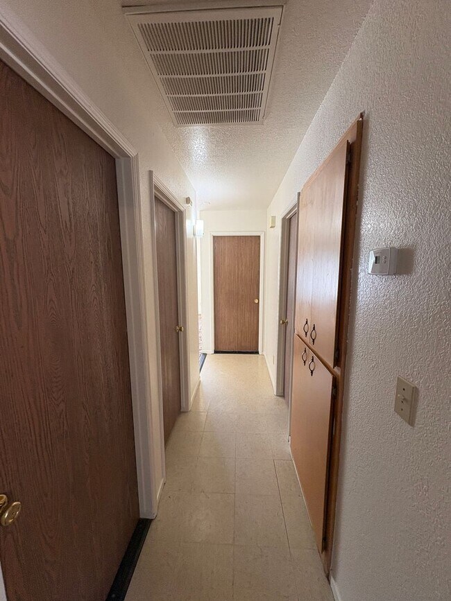 Building Photo - NW Visalia Home with Alley Access Rent Ready!