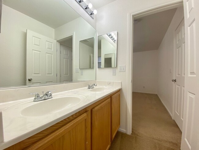 Building Photo - Nice two-story single family house with 3 bedrooms and 2 baths