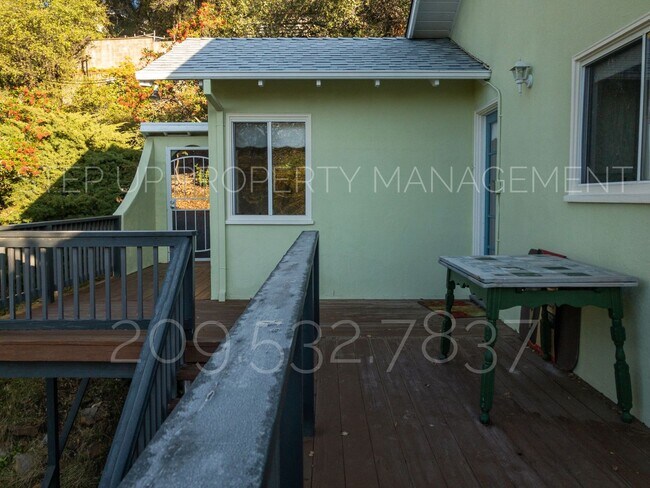 Building Photo - Outstanding 3 Bed 2 Bath near Downtown Son...