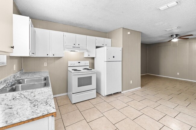 Building Photo - 1611 Jones St