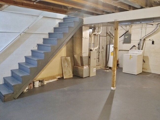 Building Photo - 2 Bed / 1 Bath Townhome