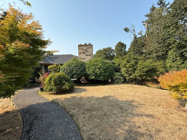 Building Photo - 2 Bedroom 2 Bathroom + Den Magnolia House!