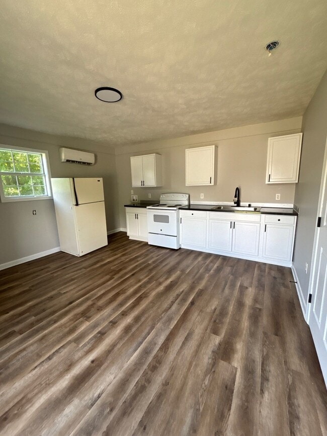 Building Photo - 144 Sarah Cir