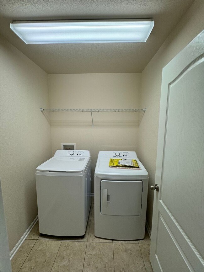 Building Photo - Well maintained Home with 4 bedrooms 3 baths in Erie