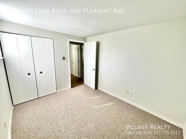 Building Photo - 615 Country Club Rd