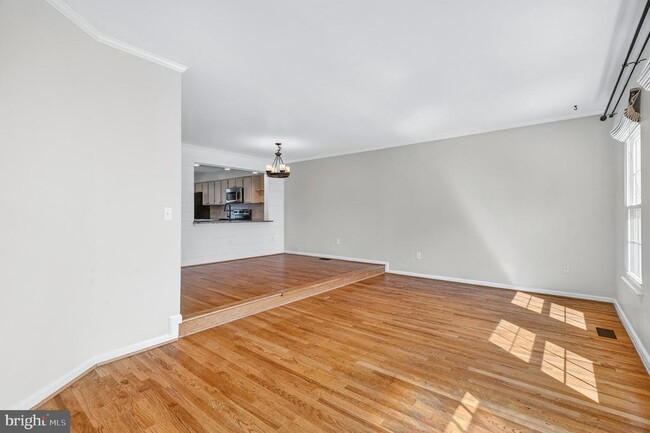 Building Photo - 7123 Gresham Ct E