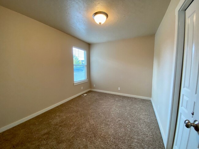Building Photo - Lovely 4 Bedroom (+ Large bonus room) in B...