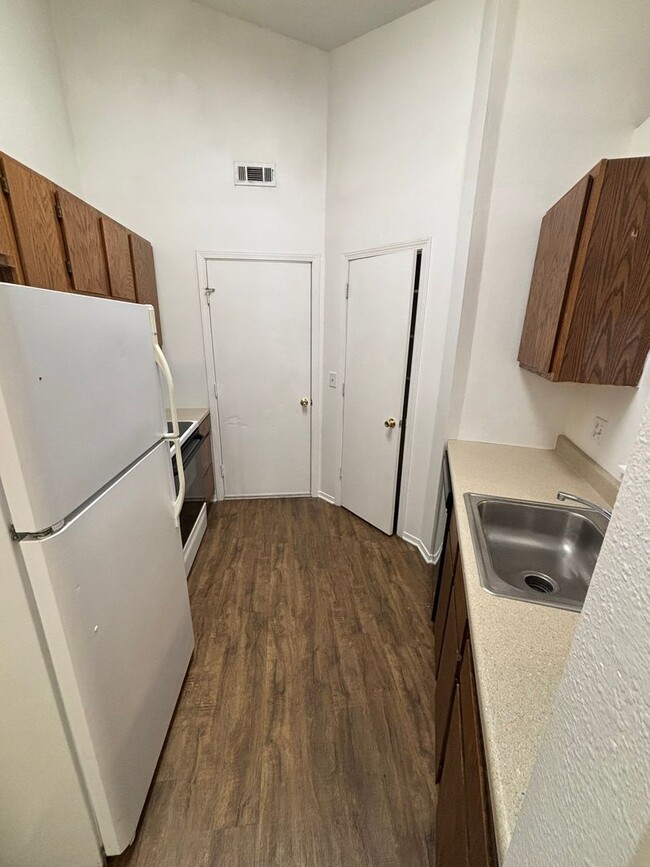 Building Photo - Cozy 2 bedroom, 1.5 bath, 1 car garage. La...