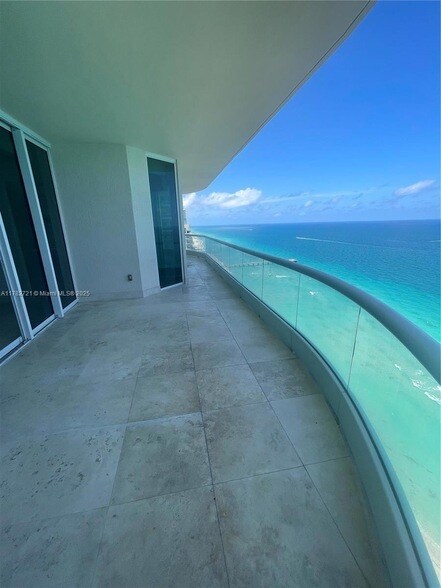 Building Photo - 16047 Collins Ave