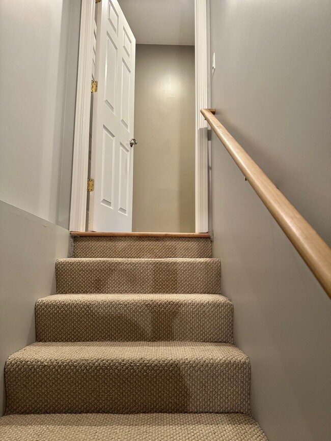 Building Photo - 1522 Stonegate Manor