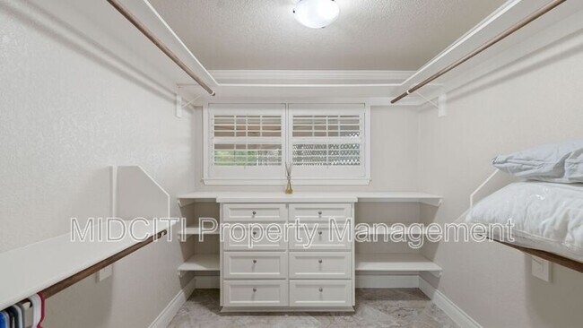 Building Photo - 156 Trelawney St